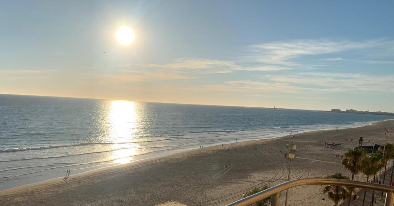Piso Amplio Frente Al Mar En Pleno Paseo Maritimo. Apartment Cádiz
