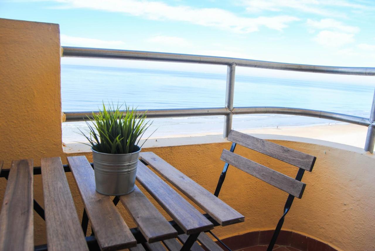Piso Amplio Frente Al Mar En Pleno Paseo Maritimo. *
